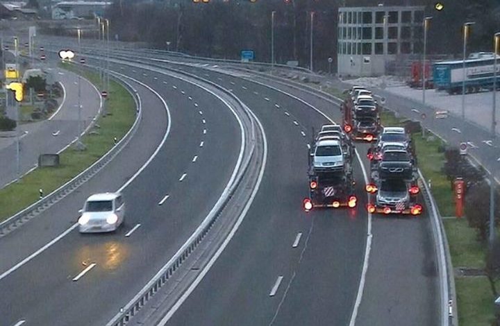 Trei șoferi de camion au mers cu spatele pe autostradă în Elveția pentru a scăpa de control