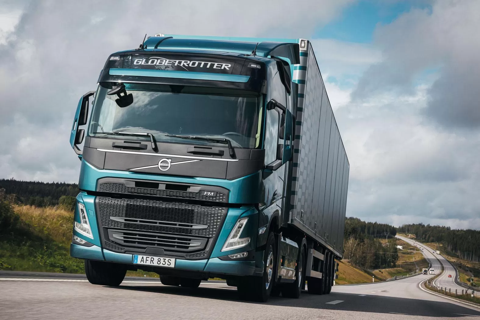 1860x1050 08A3740 FM 4x2 tractor with trailer