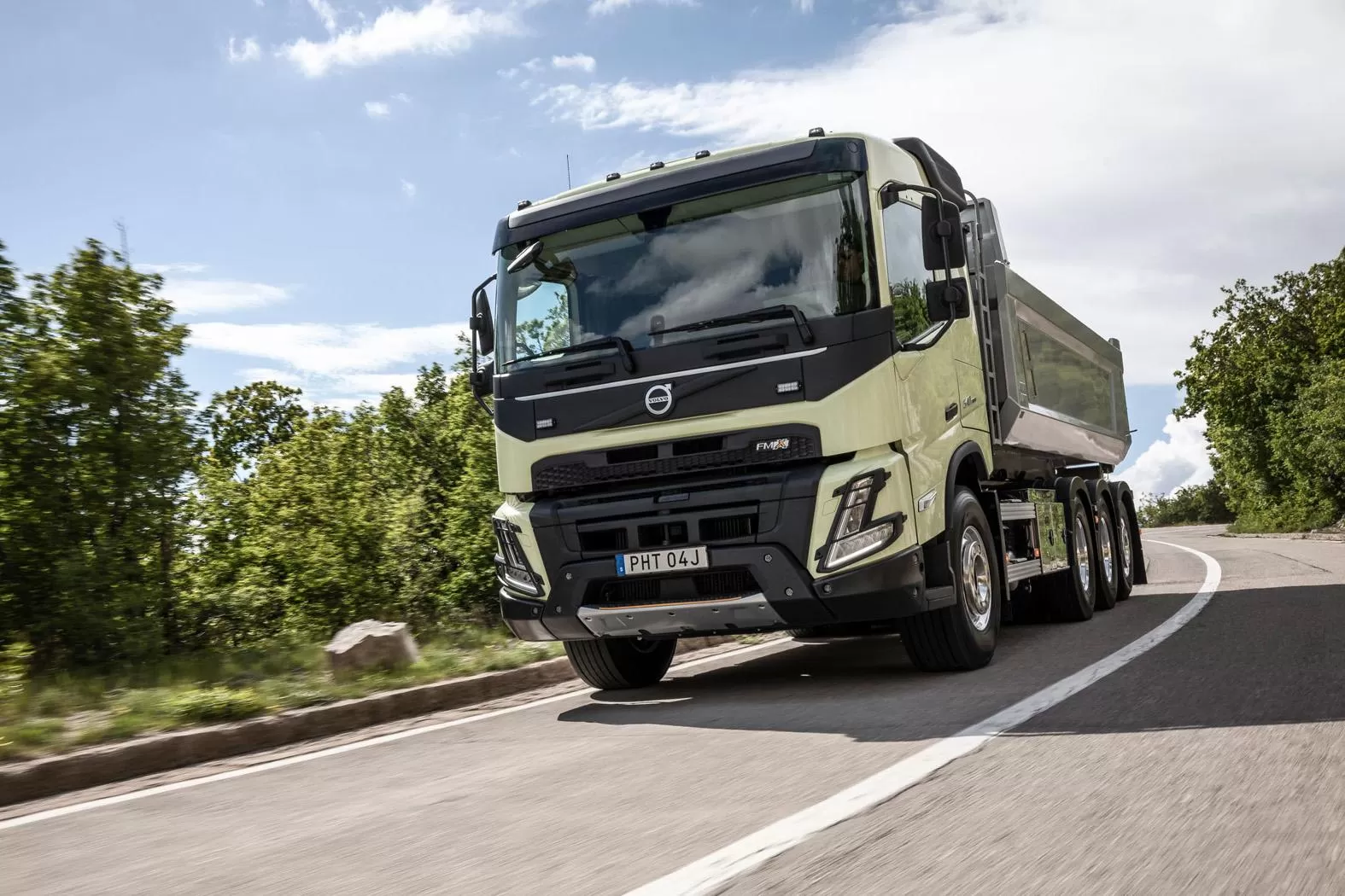 1860x1050 08A8730 FMX tridem on road