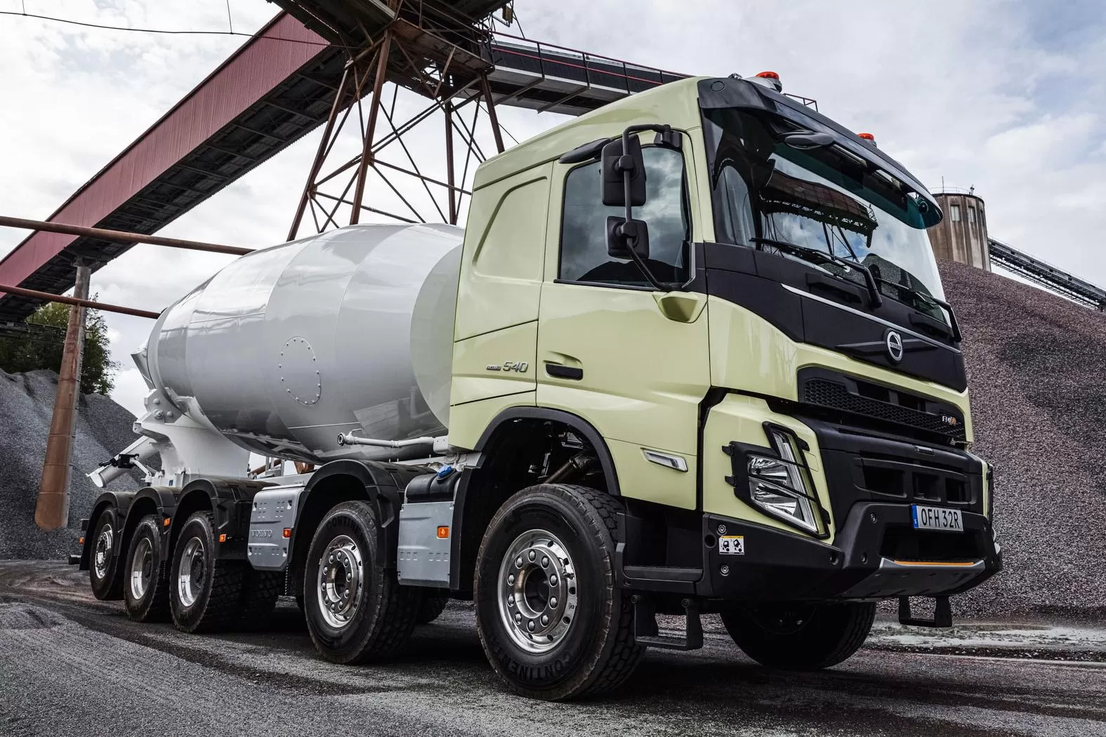 1860x1050 40A1124 FMX front from a distance