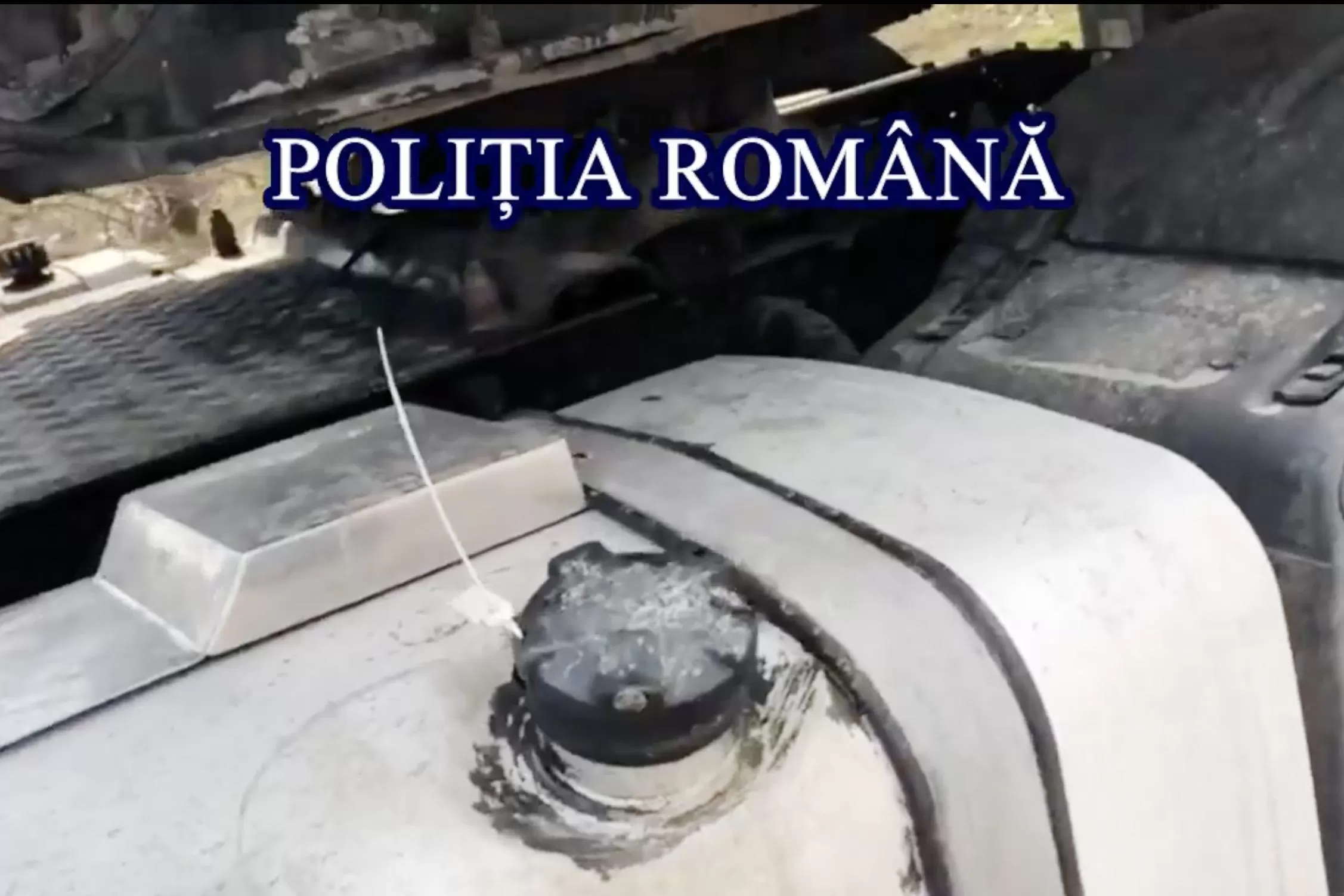 Opt bărbați prinși în flagrant în timp ce sustrăgeau 35.000 de litri de produs petrolier