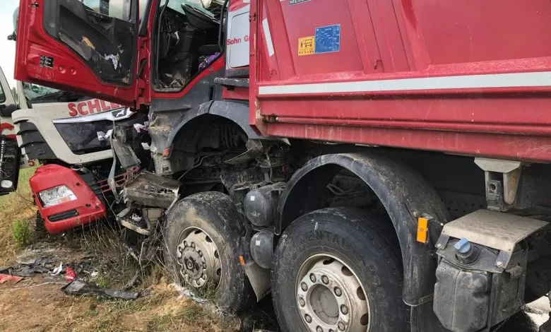 Impact frontal între două basculante în Germania, soldat cu moartea unuia dintre șoferi