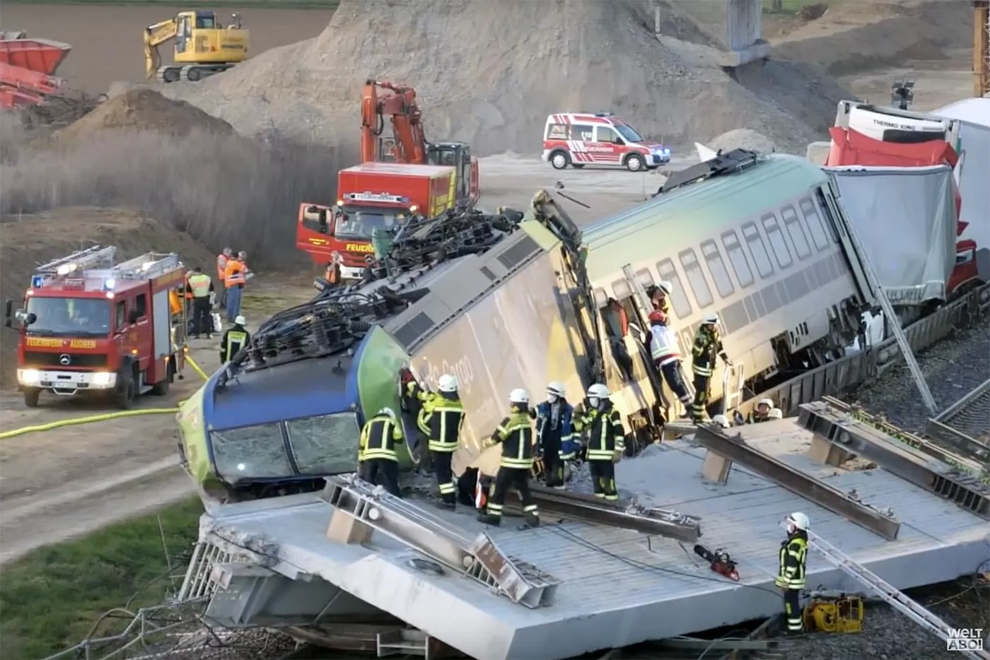 Un tren încărcat cu camioane a fost implicat într-un accident feroviar grav în Germania