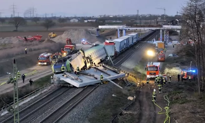 Un tren încărcat cu camioane a fost implicat într-un accident feroviar grav în Germania