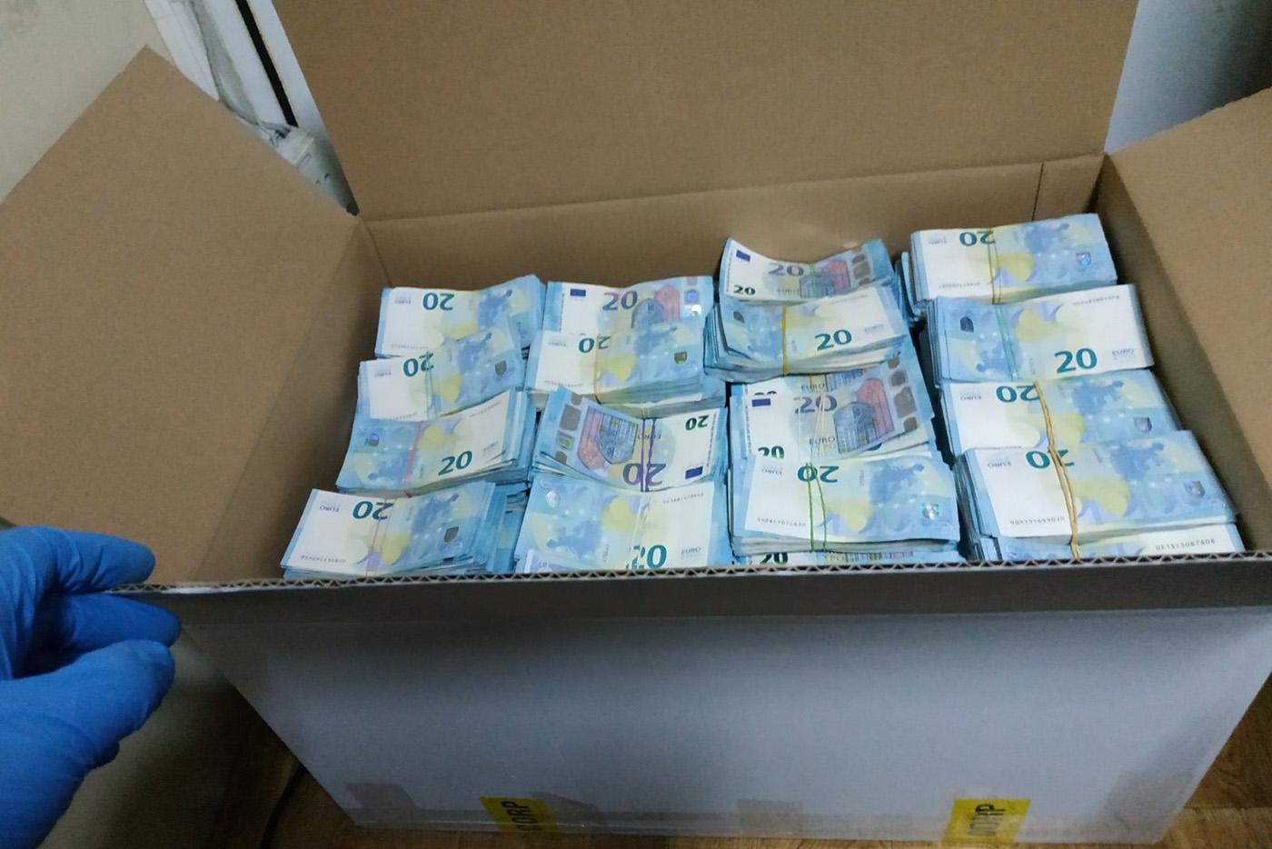 Peste 1.5 milioane de euro descoperiți ascunși într-un camion la PTF Leușeni