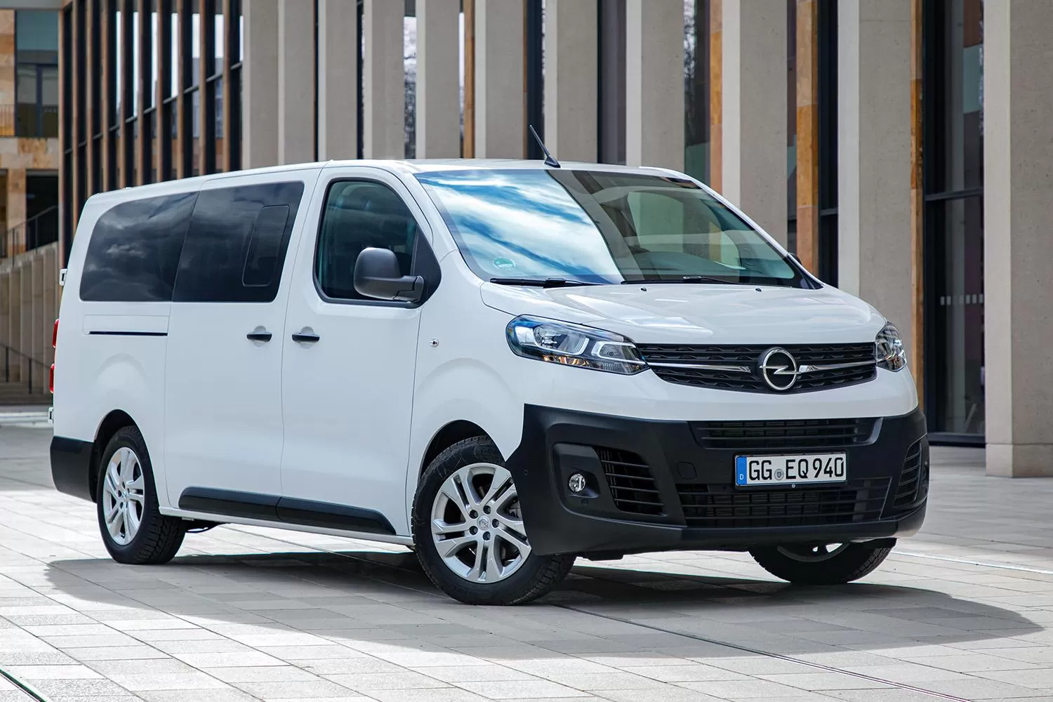 Opel a lansat noul Vivaro Combi, o autoutilitară de până la 9 locuri
