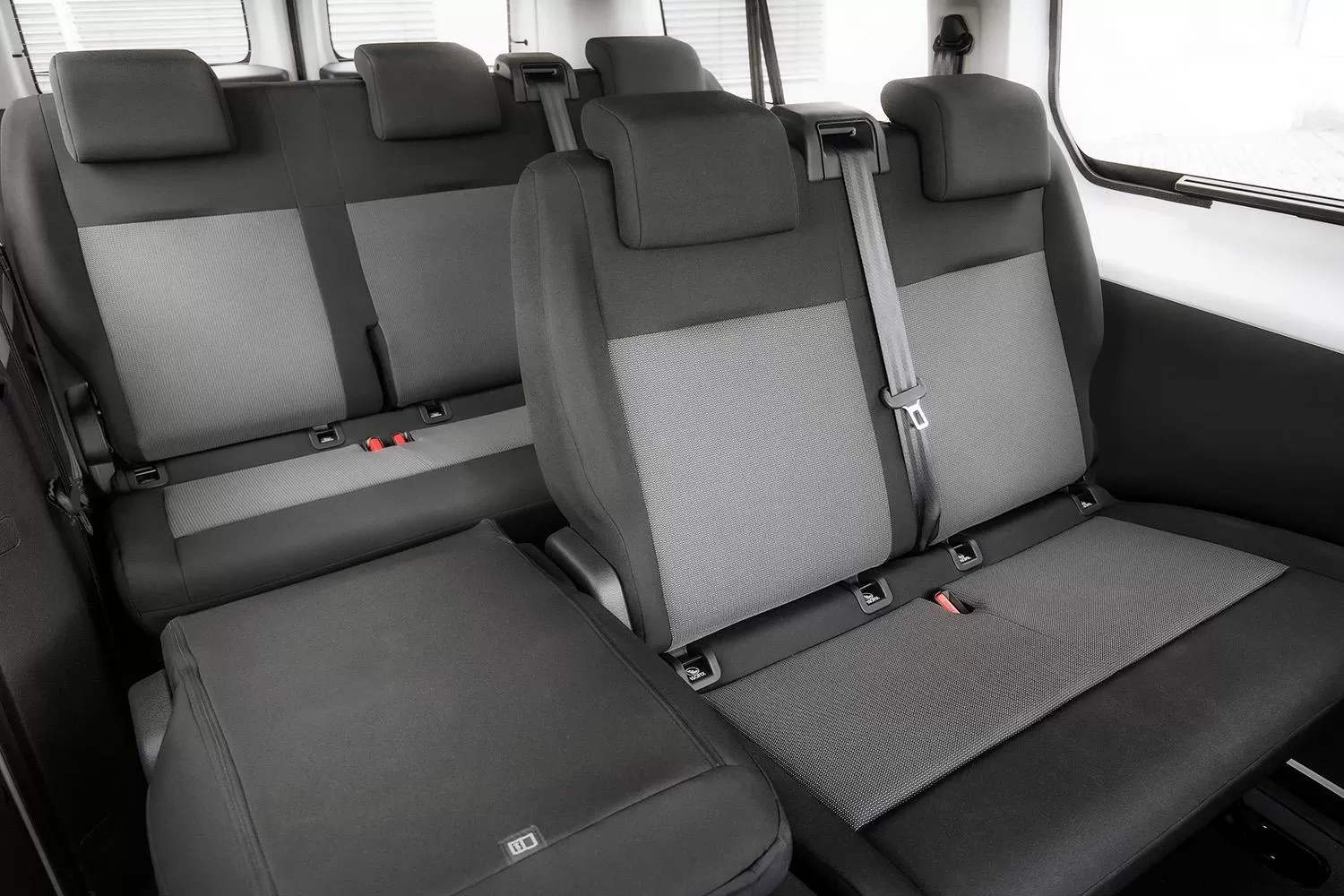 Opel a lansat noul Vivaro Combi, o autoutilitară de până la 9 locuri