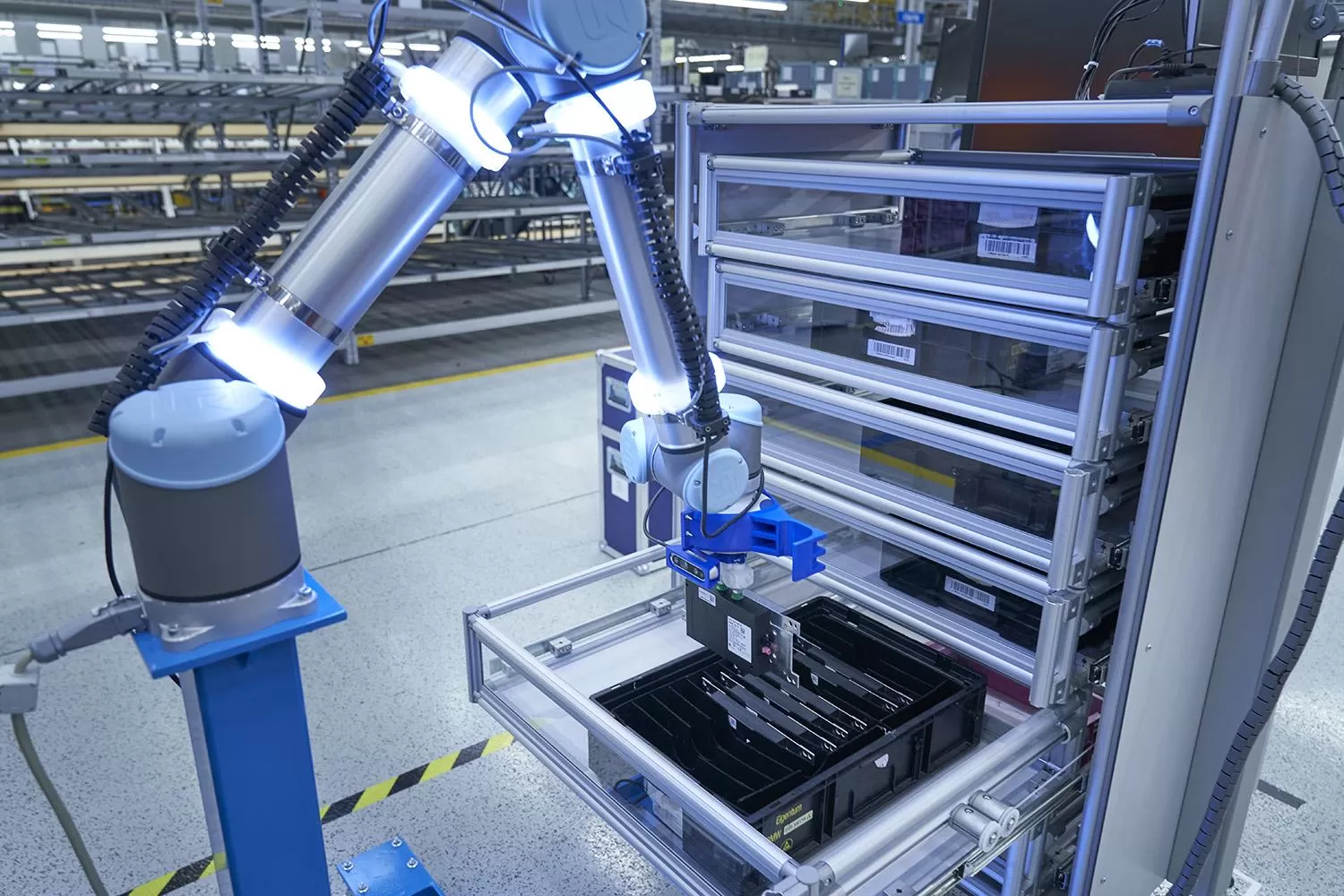 BMW va creşte utilizarea inteligenţei artificiale în logistică 5 P90331206 highRes logistics robot pick