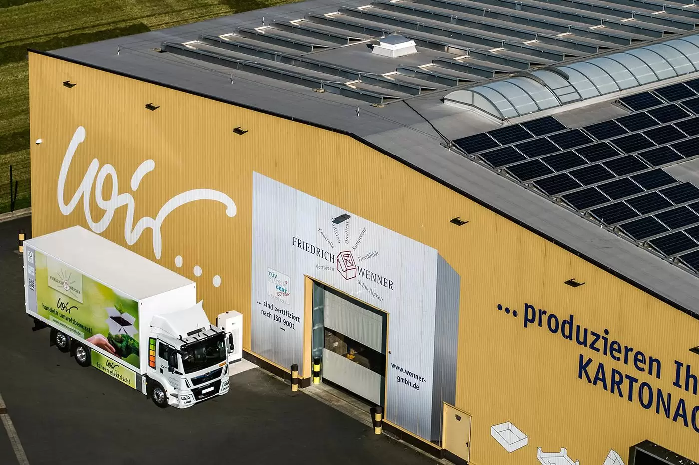  Friedrich Wenner transportă cutii și produse din carton cu un camion electric MAN eTGM