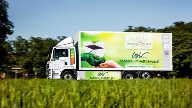 Friedrich Wenner transportă cutii și produse din carton cu un camion electric MAN eTGM