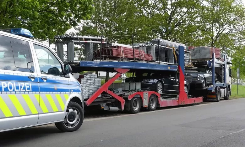Un transportor auto "cu de toate", oprit din circulație în Germania