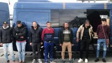 Autoritățile române au destructurat un grup infracțional de trafic de migranţi