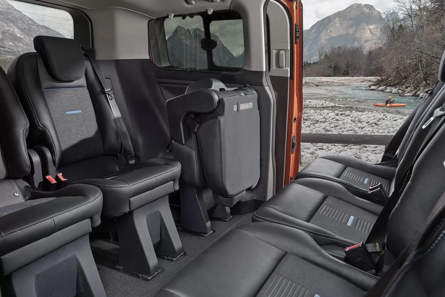 Versiuni de echipare Trail și Active disponibile pe gama Ford Transit