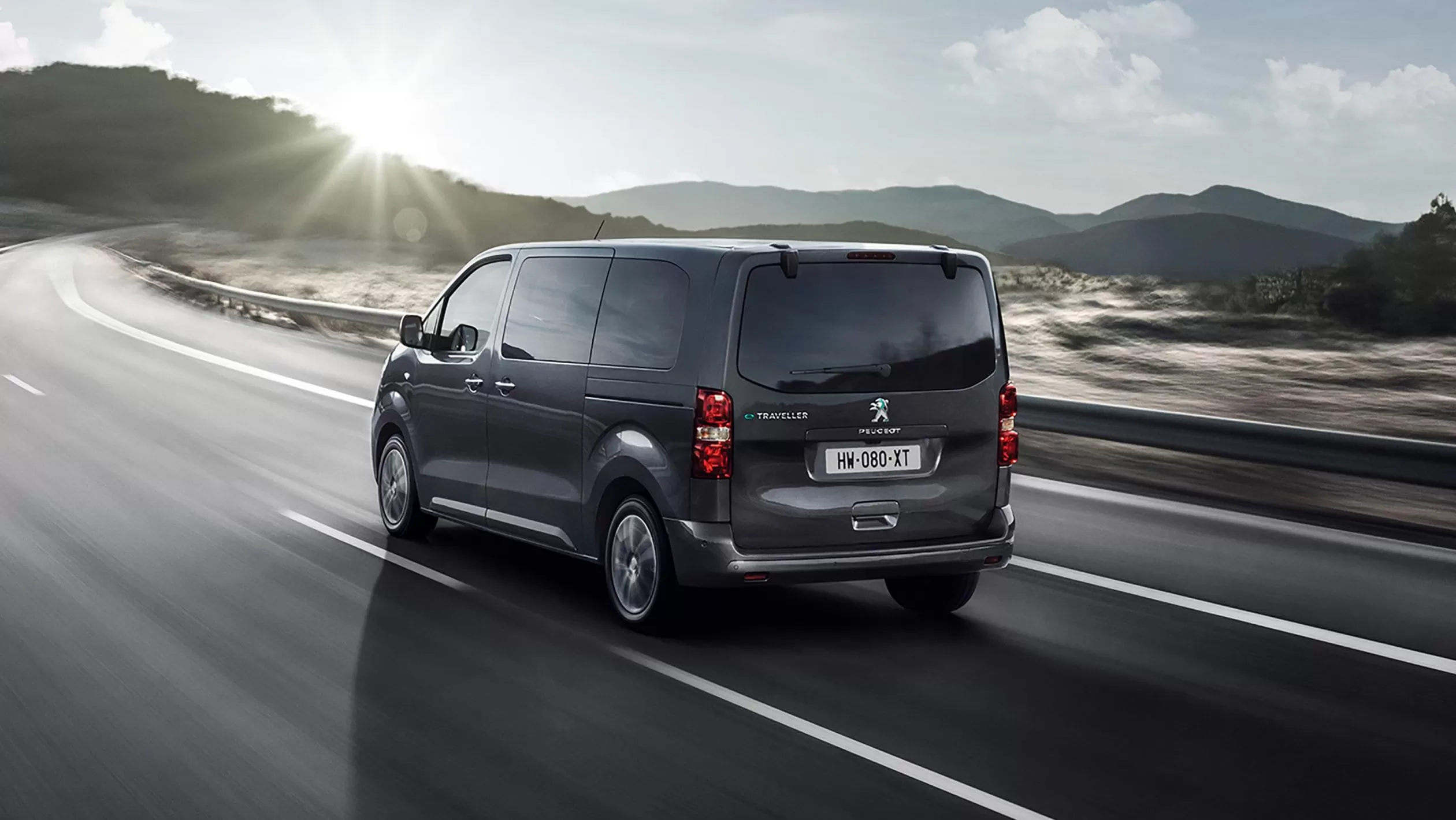 Peugeot a prezentat utilitara electrică de persoane e-Traveller