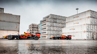 Cu monoposturile Red Bull Racing printre containere în portul Rotterdam