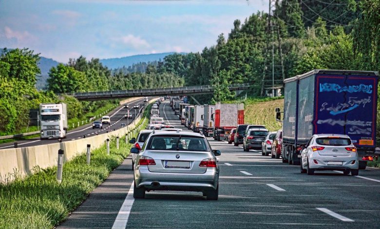 Germania: 20 de șoferi de camion amendați pentru că n-au format culoar unic de salvare