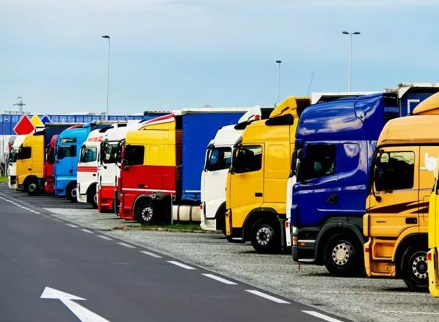 Comisia Europeană pregătește noi standarde de parcare pentru camioane, dar uită de viitorul electric