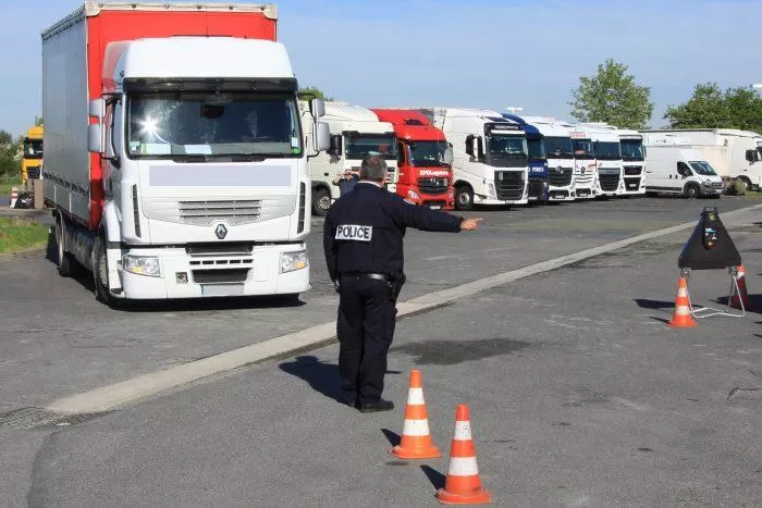 161 de infracțiuni depistate de polițiștii francezi în 4 zile de controale