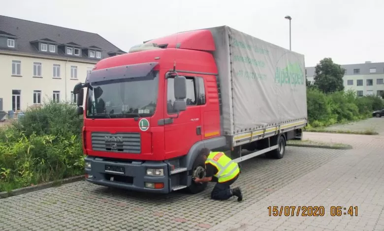 Un transportator român și șoferul acestuia, amendați cu peste 8.500 de euro în Germania