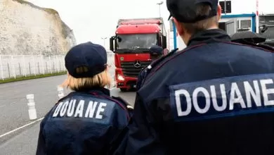 Un șofer a convins instanța că nu a văzut că trei migranți se ascundeau în cabina lui