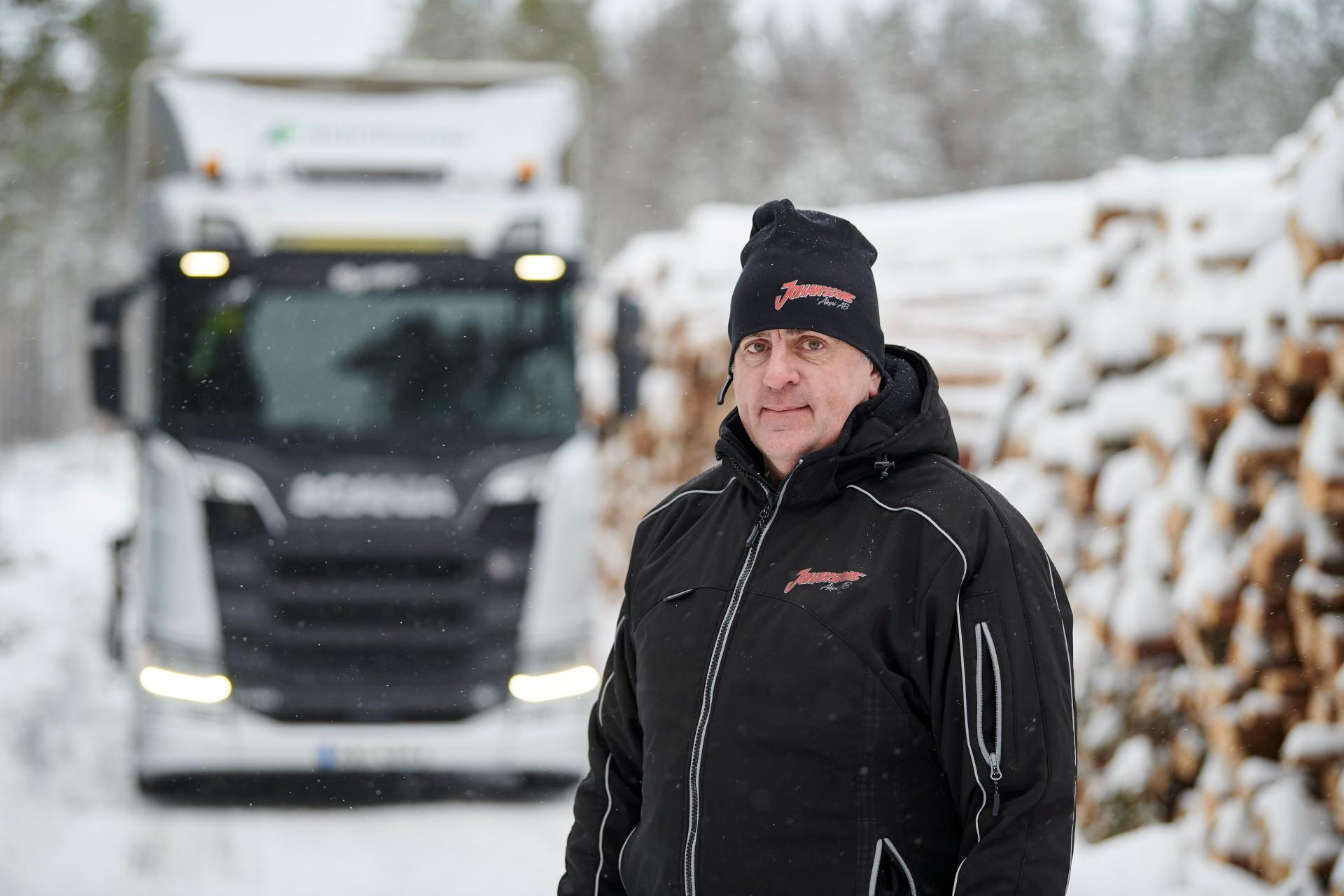 Impresii despre noul Scania V8 testat în secret în transportul de bușteni din Suedia