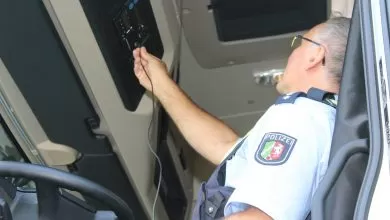 Șofer german de camion prins că folosea două carduri tahograf