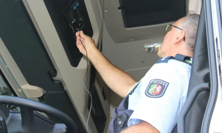 Șofer german de camion prins că folosea două carduri tahograf