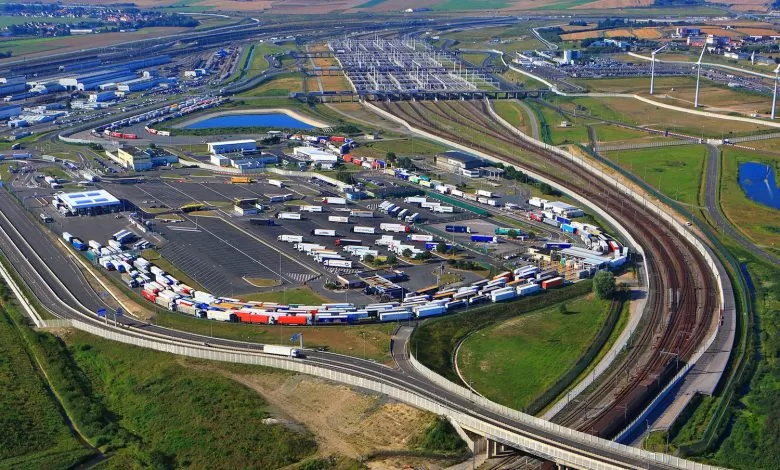 Aproape 12.000 de camioane blocate între Franța și Marea Britanie