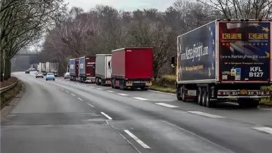 Șoferii de camion riscă amenzi dacă parchează în zona depozitului Amazon din Dortmund