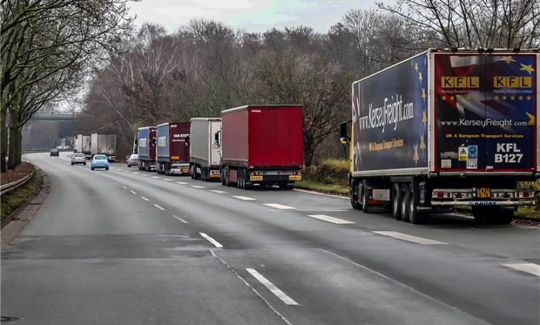 Șoferii de camion riscă amenzi dacă parchează în zona depozitului Amazon din Dortmund
