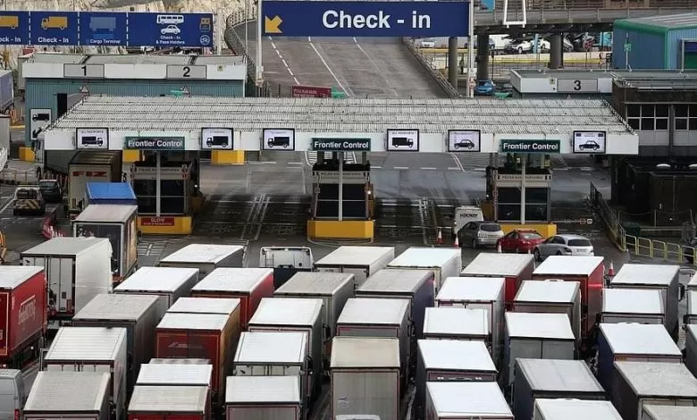 Șoferii testați COVID-19 pozitiv trebuie să se izoleze 10 zile în Marea Britanie