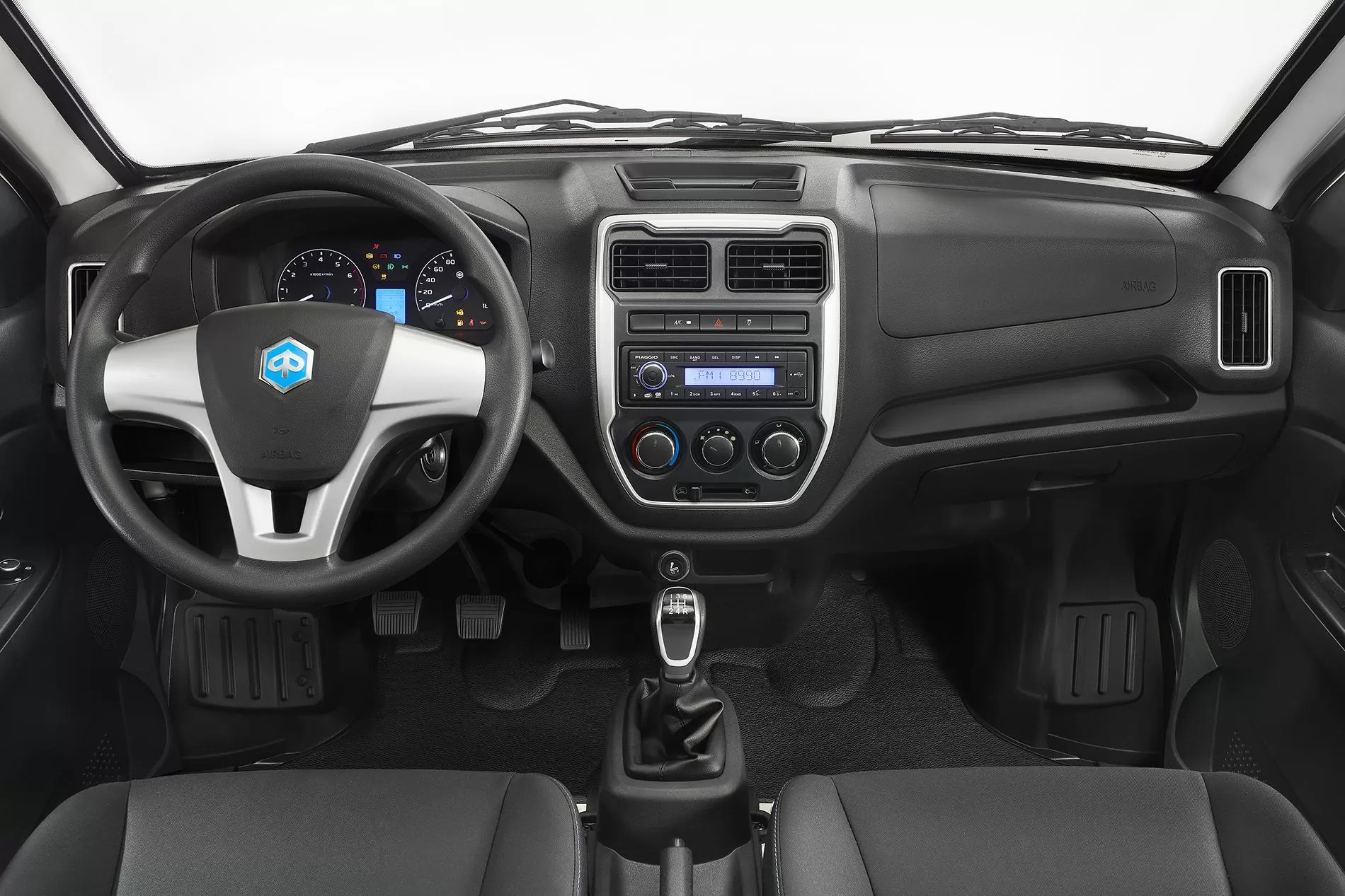 Piaggio a lansat noul Porter NP6, primul camion urban 5 11 piaggio porter np6 interiors