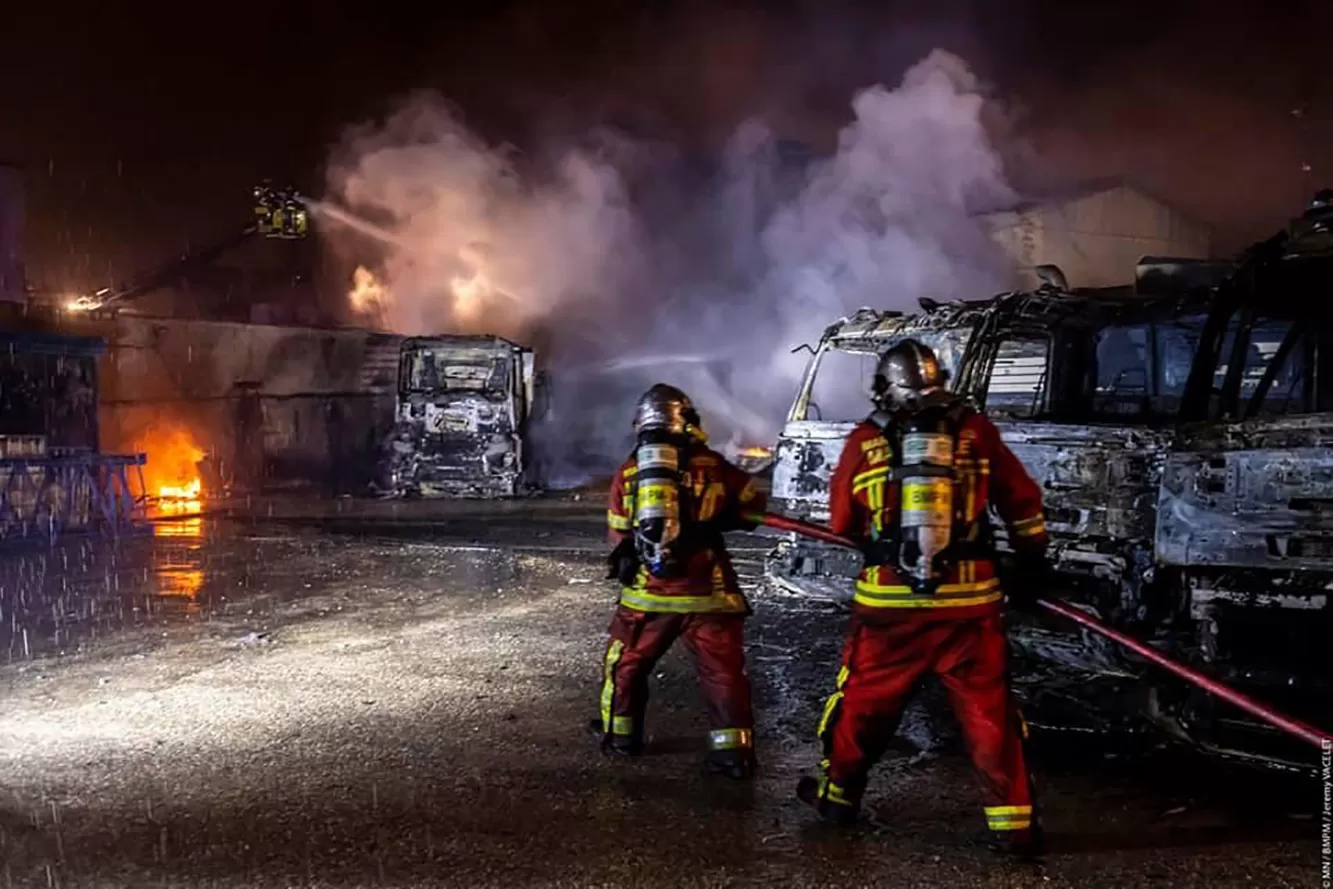 16 camioane au ars complet într-un incendiu din zona Marsilia, Franța