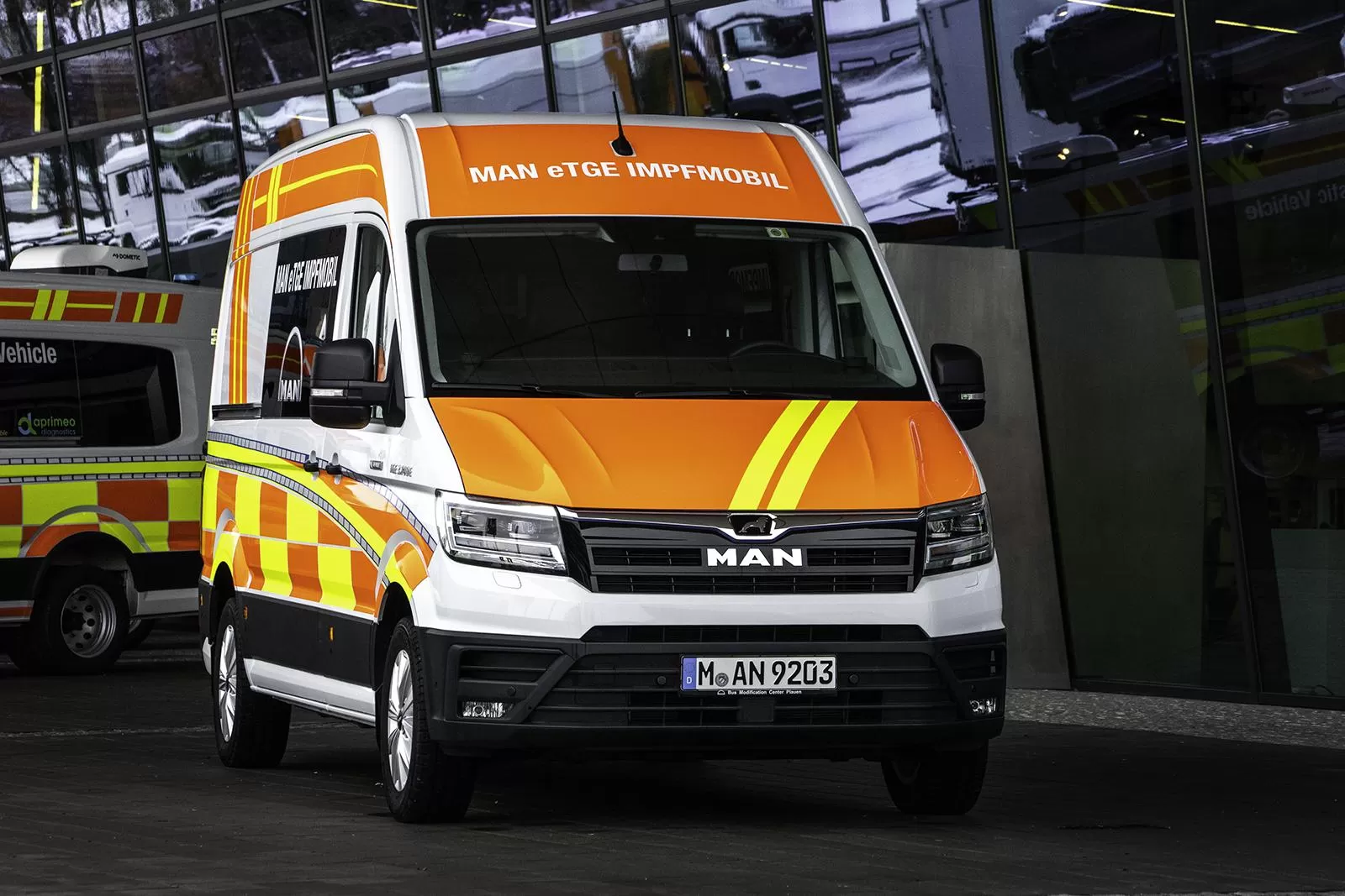 Centru mobil de vaccinare bazat pe modelul electric MAN eTGE 3 p van eot etge impfmobil 01