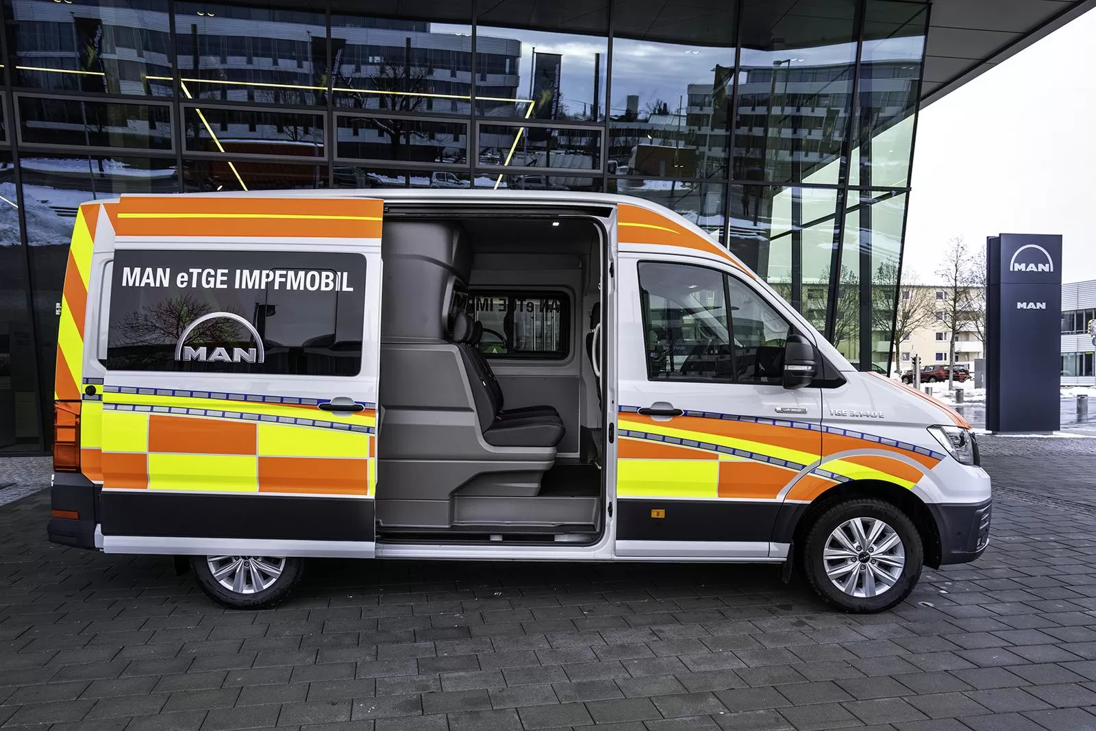 Centru mobil de vaccinare bazat pe modelul electric MAN eTGE 4 p van eot etge impfmobil 02