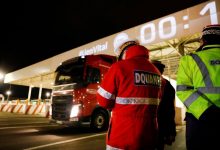 Un șofer român a condus primul camion care a trecut din Uniunea Europeană în Marea Britanie