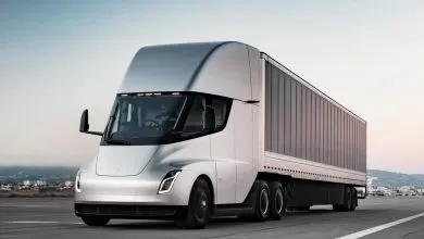 Un hacker a descoperit că sistemul Tesla Autopilot conține linii de cod pentru camionul Semi