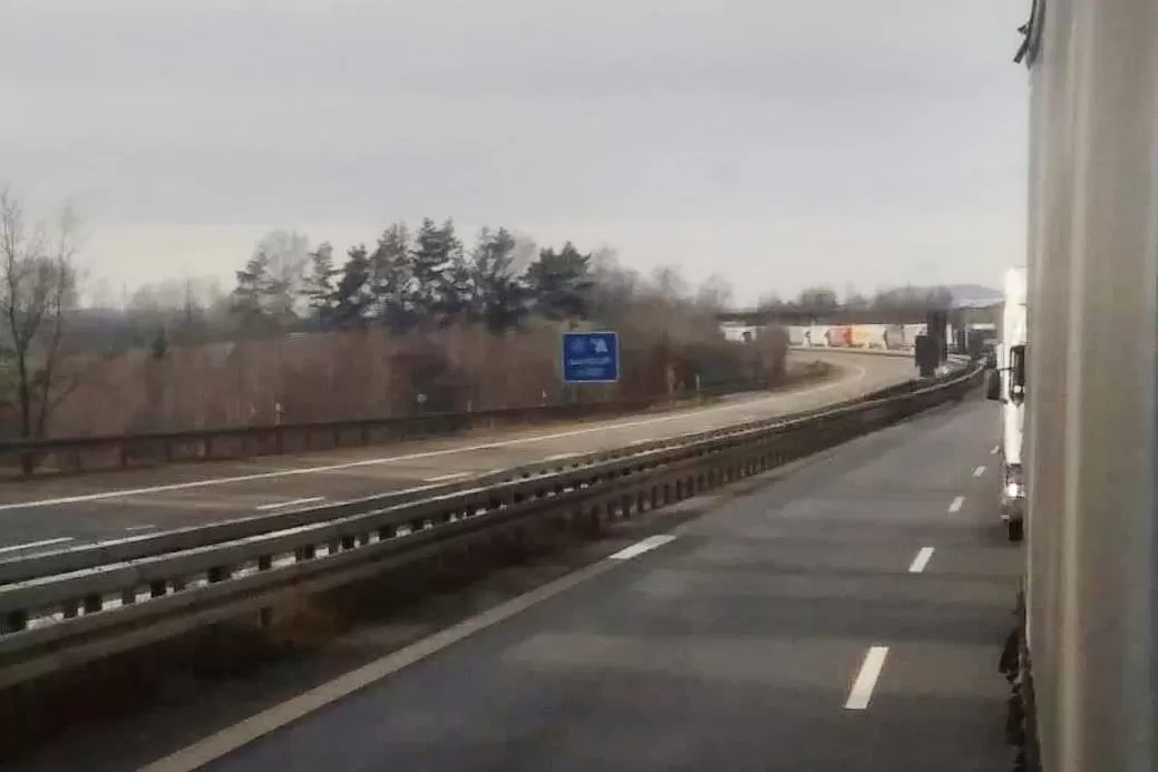 18 februarie, ora 11: Coadă de camioane la punctul de testare COVID de la Rozvadov/Waidhaus din Cehia