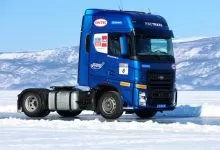140 km/h pe gheață cu un camion Ford F-Max (VIDEO) 10 Video: 140 km/h pe gheață cu Ford F-Max