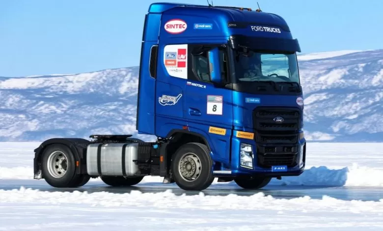 140 km/h pe gheață cu un cap tractor Ford F-Max (VIDEO)