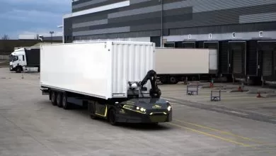 Gaussin a lansat un autotractor autonom cu hidrogen și braț robotic pentru conectarea remorcii (VIDEO)