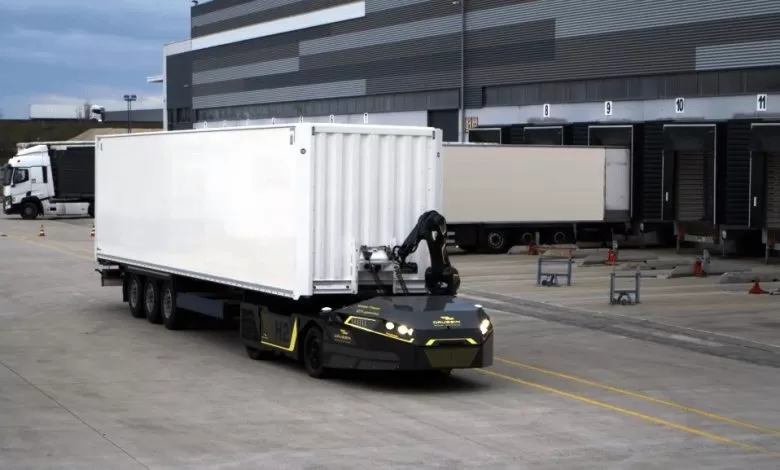Gaussin a lansat un autotractor autonom cu hidrogen și braț robotic pentru conectarea remorcii (VIDEO)