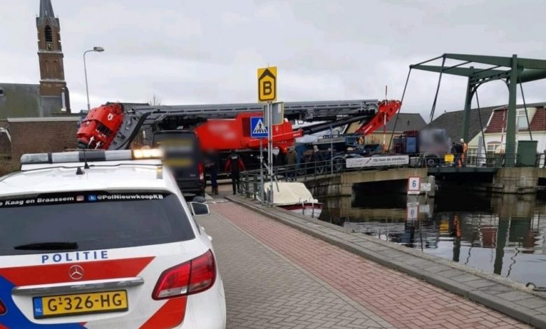Combinație de 100 de tone, blocată pe un pod îngust din Olanda