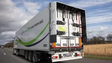 Combinație aerodinamică între un cap tractor Actros și o remorcă Schmitz Cargobull cu extensii