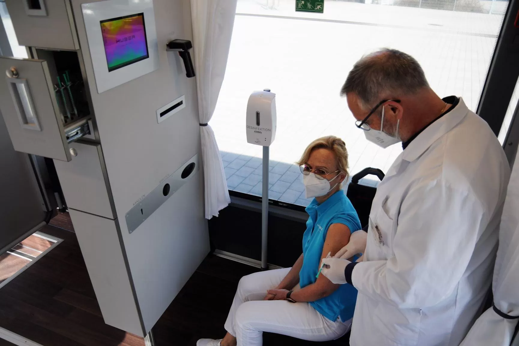 Centru de vaccinare mobil amenajat într-un Setra MultiClass S 415 LE