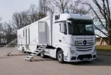 Centru mobil de vaccinare tractat de un Mercedes-Benz Actros 13 Centru mobil de vaccinare tractat de un Mercedes-Benz Actros