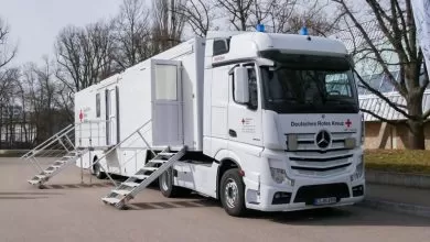Centru mobil de vaccinare tractat de un Mercedes-Benz Actros