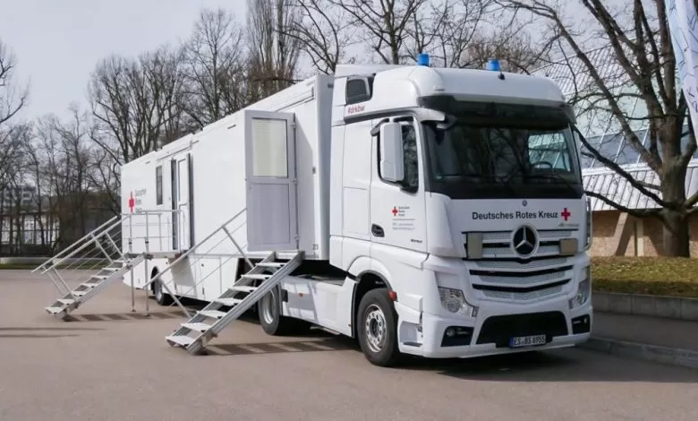 Centru mobil de vaccinare tractat de un Mercedes-Benz Actros