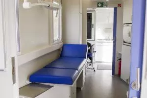 Centru mobil de vaccinare tractat de un Mercedes-Benz Actros