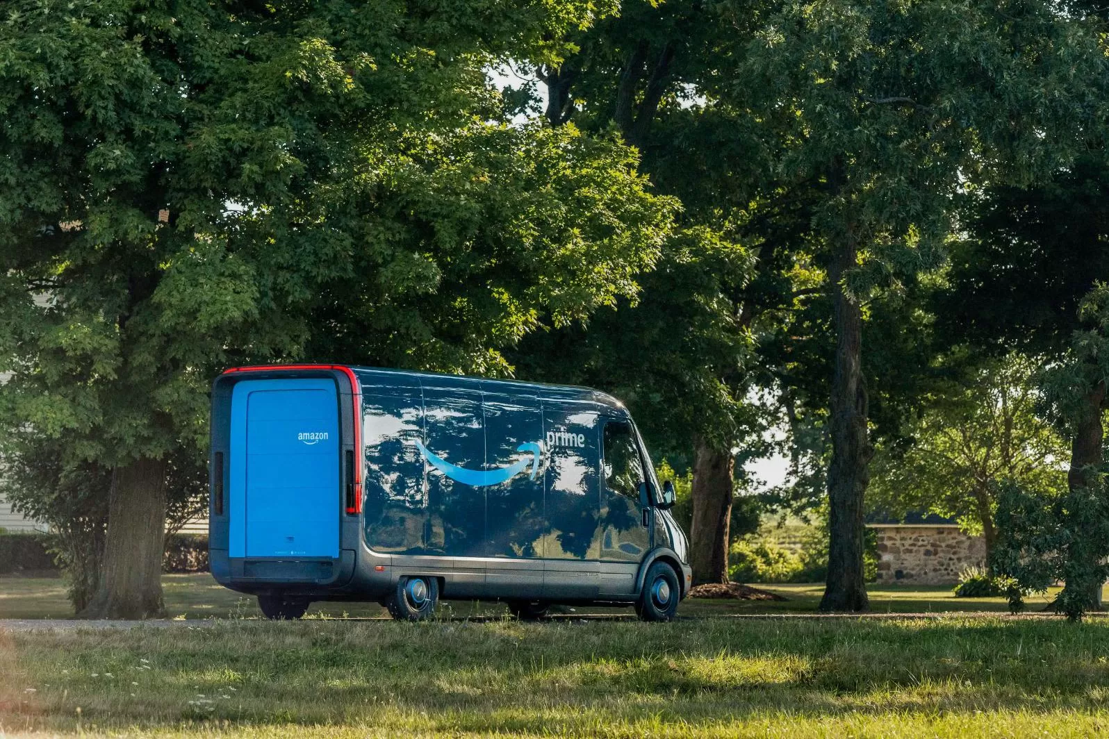 amazon autoutilitara electrica rivian1